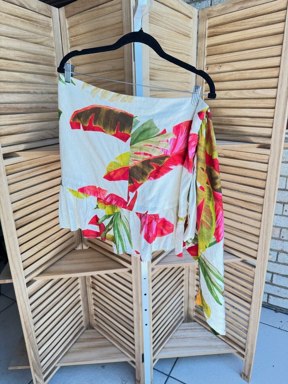 Farm Rio Skirt Cream Size L New with flaw (shown)
